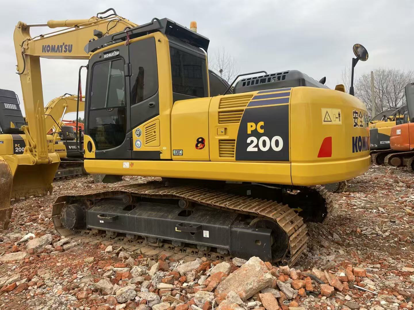 KOMATSU PC200-8