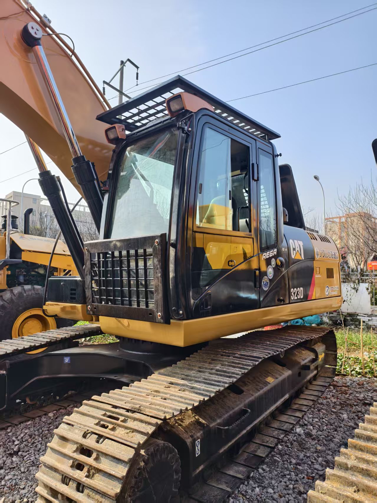 CAT 323D
